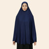 Modelin trägt eine elegante dunkelblaue, fließende Abaya mit innerer Hijab.