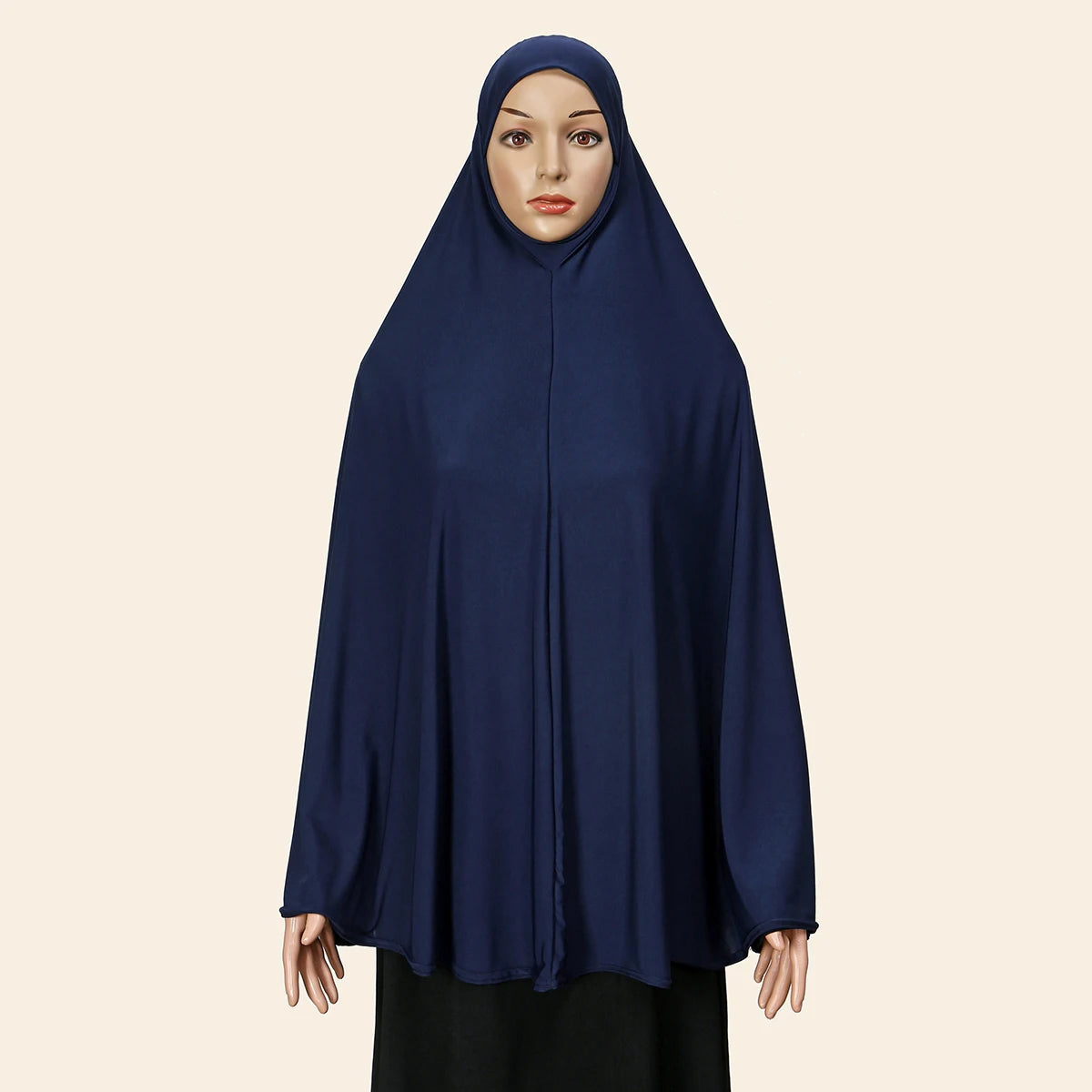 Modelin trägt eine elegante dunkelblaue, fließende Abaya mit innerer Hijab.