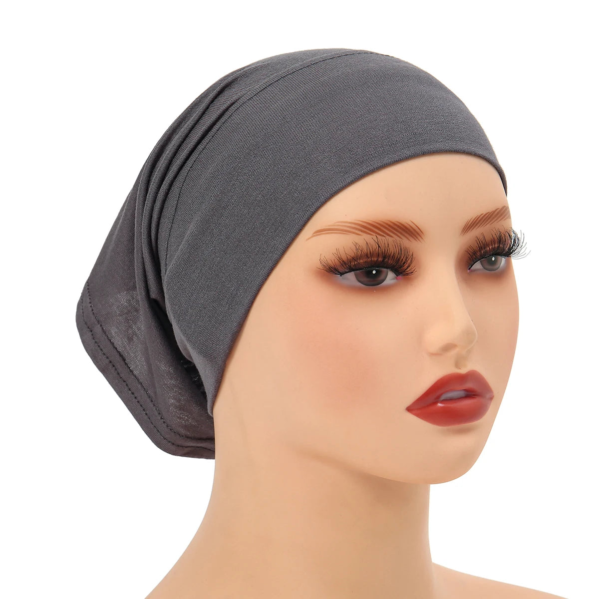 Ein Model trägt einen grauen weichen Modal-Baumwoll-Inner-Hijab als Turban auf dem Kopf.