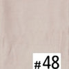 Gros plan d'un foulard modal multicolore beige clair avec le numéro 48 imprimé.