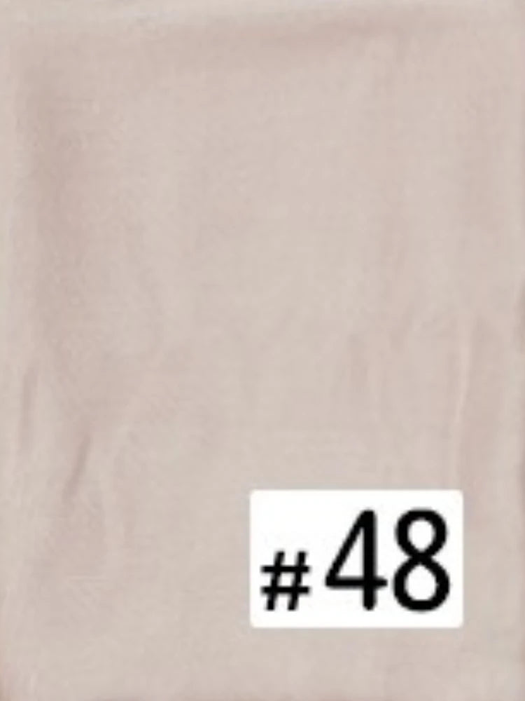Gros plan d'un foulard modal multicolore beige clair avec le numéro 48 imprimé.
