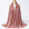 Fließender, fester pudriger Rosé-Chiffon-Hijab-Schal um den Hals eines Mannequins drapiert.