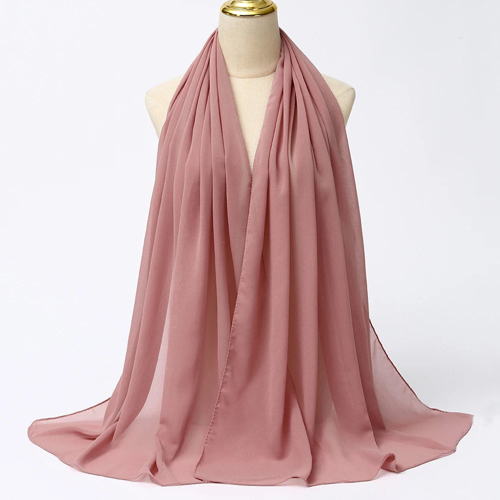 Fließender, fester pudriger Rosé-Chiffon-Hijab-Schal um den Hals eines Mannequins drapiert.