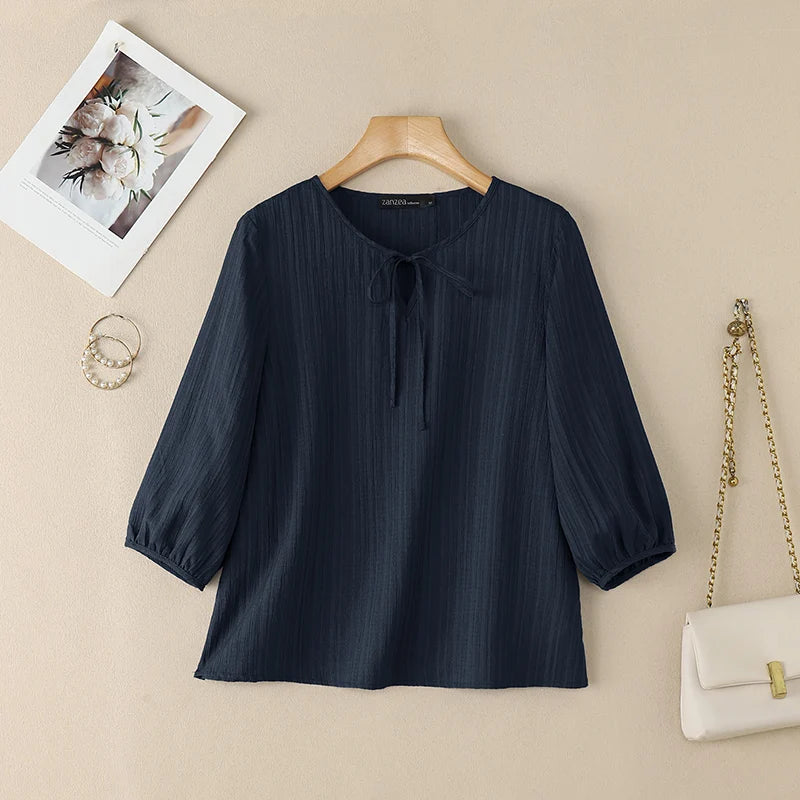 Marine gestreifte Bluse mit Kragen-Detail auf Holzständer