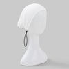 Weißer Luxus-Baumwollturban als Kopftuch auf weißem Mannequin.