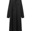 Robe musulmane noire pour homme avec col et poche de poitrine.