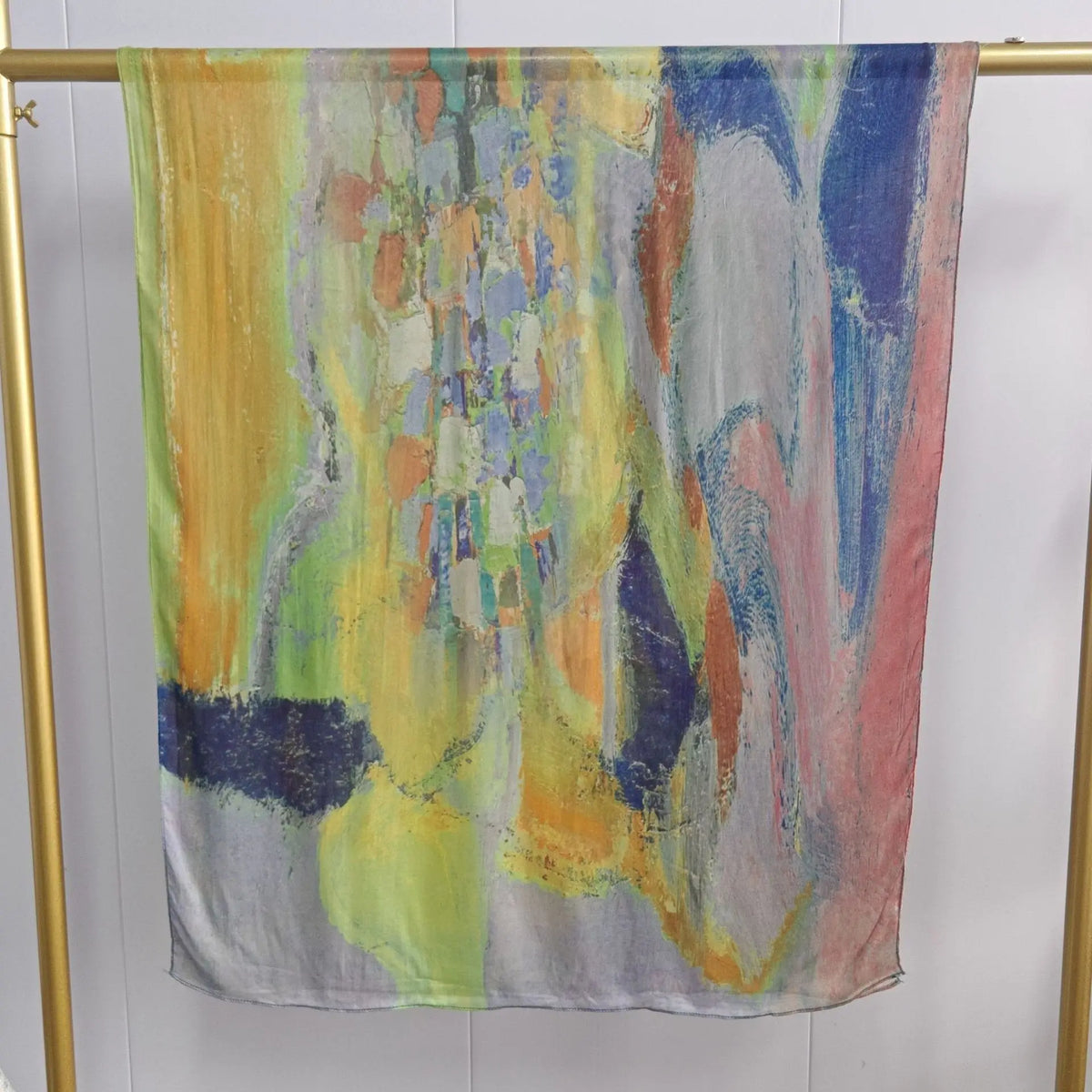 Vertikaler, abstrakter Aquarelldruck-Schal in Gelb-, Grün-, Blau- und Pinktönen.