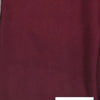 Gros plan sur un foulard modal multi-couleurs bordeaux foncé.