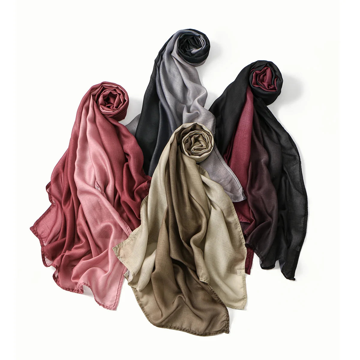 Collection de foulards hijab en rayon dégradé élégants dans des tons de rose poudré, gris, vert olive et noir.