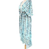 Langes, fließendes Sommer-Strandkimono-Kleid mit blau-weißem abstraktem Muster auf einem Mannequin.