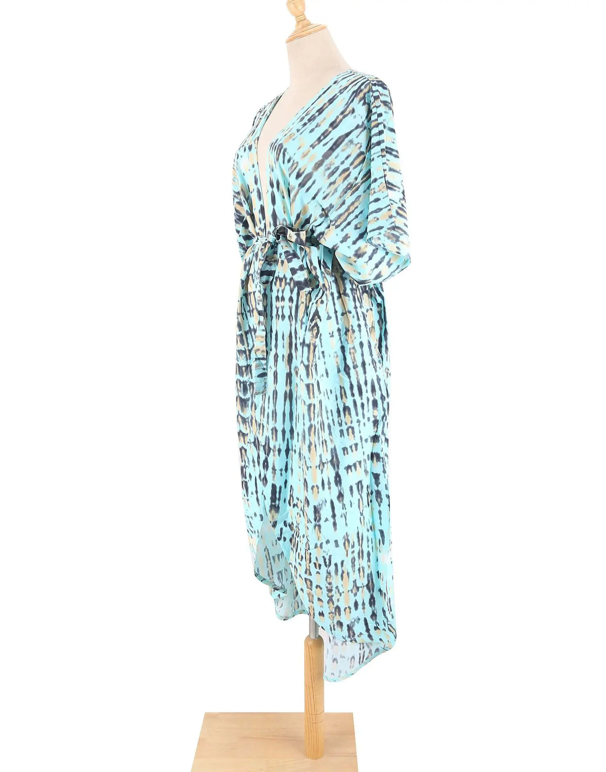 Langes, fließendes Sommer-Strandkimono-Kleid mit blau-weißem abstraktem Muster auf einem Mannequin.