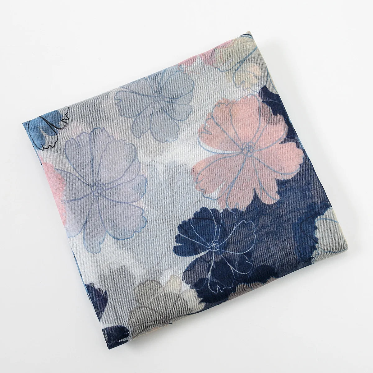 Quadratischer Stoffschal mit Aquarell-Blumenmuster in Blau-, Rosa- und Grautönen.