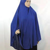Una mujer vistiendo un pañuelo ligero de hijab azul real para vestir modesta.
