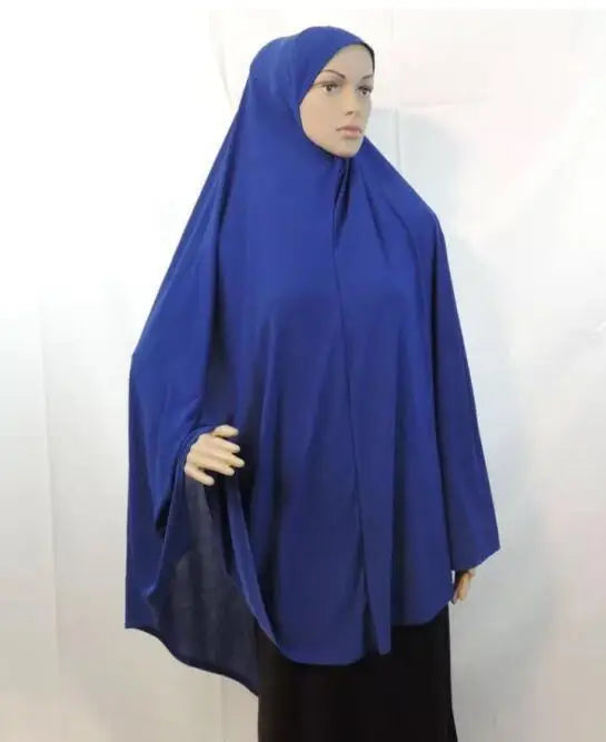 Una mujer vistiendo un pañuelo ligero de hijab azul real para vestir modesta.