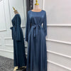 Dunkelblaue, fließende, bauchfreie Abaya-Kleid in voller Länge auf einem Mannequin.