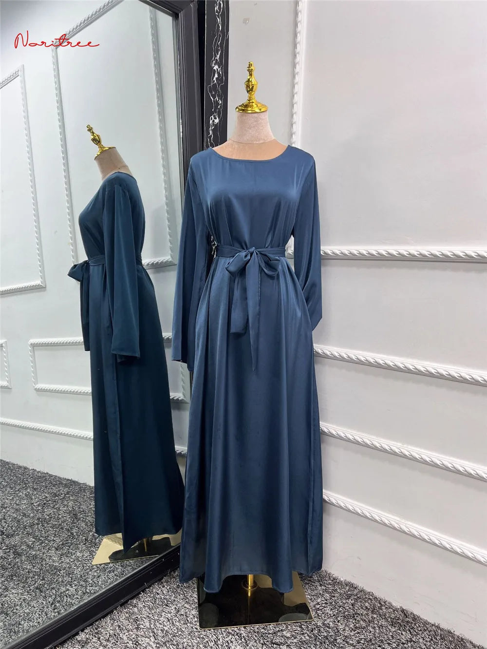 Dunkelblaue, fließende, bauchfreie Abaya-Kleid in voller Länge auf einem Mannequin.