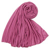 Gerollter Damen-Jersey-Hijab-Schal in staubrosa Farbe.