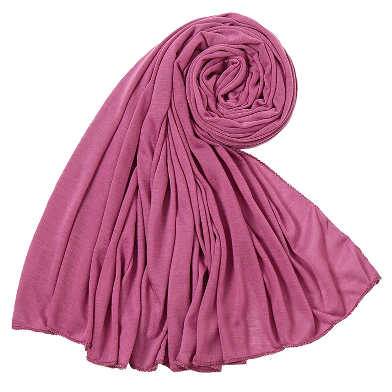 Gerollter Damen-Jersey-Hijab-Schal in staubrosa Farbe.