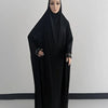 Une caftan abaya noire fluide et longue portée par un mannequin.