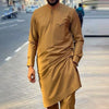 Un homme portant un costume de mariage musulman traditionnel africain beige à manches longues et une tunique.
