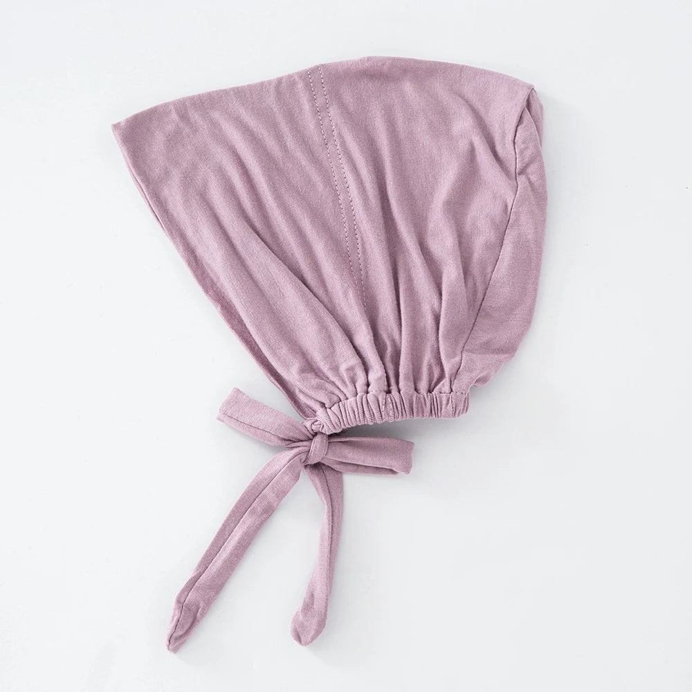 Weicher mauve tiefer Hijab-Bonnet aus gerafftem Stoff.