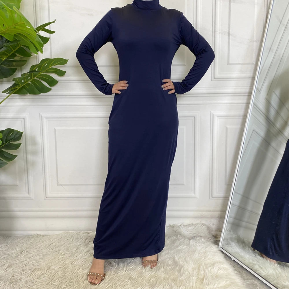 Elegantes dunkelblaues Turtle-Neck Maxi-Abaya-Kleid auf einem Mannequin in einem gut beleuchteten Raum.