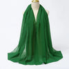 Leuchtend smaragdgrüner Chiffon-Hijabschal über einem Mannequin drapiert.