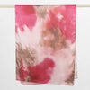 Foulard hijab en soie satinée, motif aquarelle rose et beige, sur fond blanc.