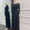 Schwarzes, fließendes, langes Abaya mit weiten Ärmeln auf einem Mannequin.
