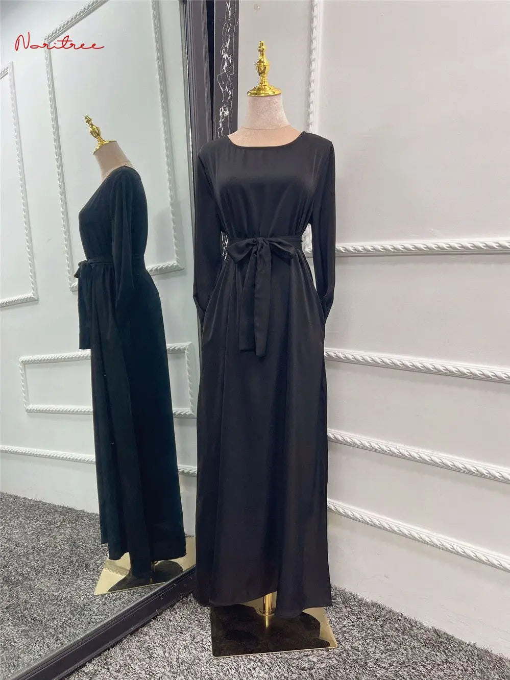 Schwarzes, fließendes, langes Abaya mit weiten Ärmeln auf einem Mannequin.