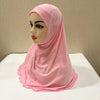 Un chal de hijab rosa para niños drapeado sobre una cabeza de maniquí.