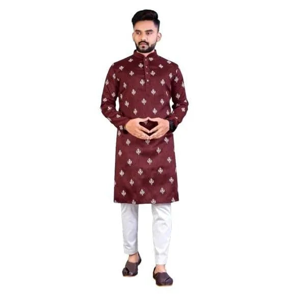 Un hombre vistiendo una jubba thobe tradicional color granate para vestimenta islámica.