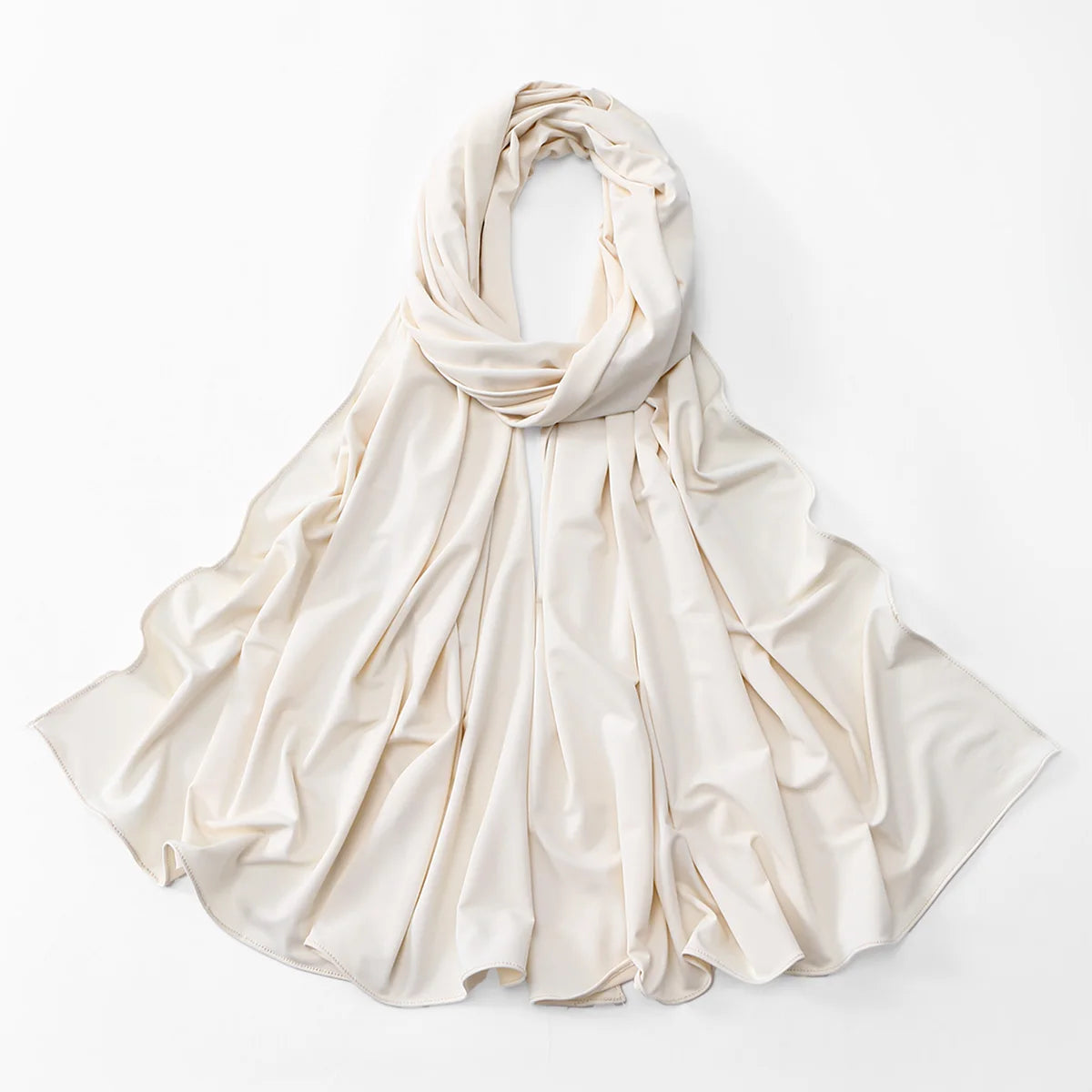 Una elegante estola de jersey líquido beige claro y fluida.