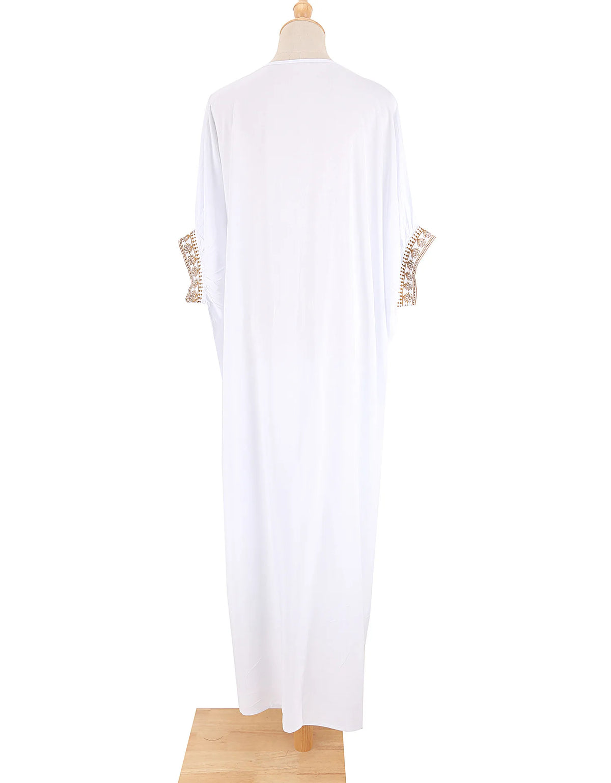 Weißer Maxi-Kaftan-Kleid mit Goldstickerei auf einem Mannequin.