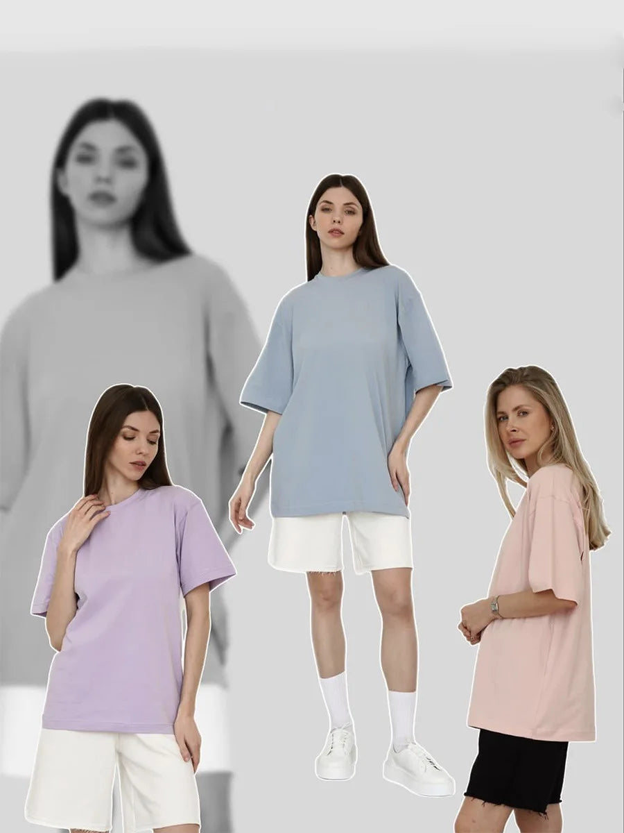 Cuatro modelos muestran una camiseta básica de algodón oversize de verano en colores azul claro, morado y rosa.