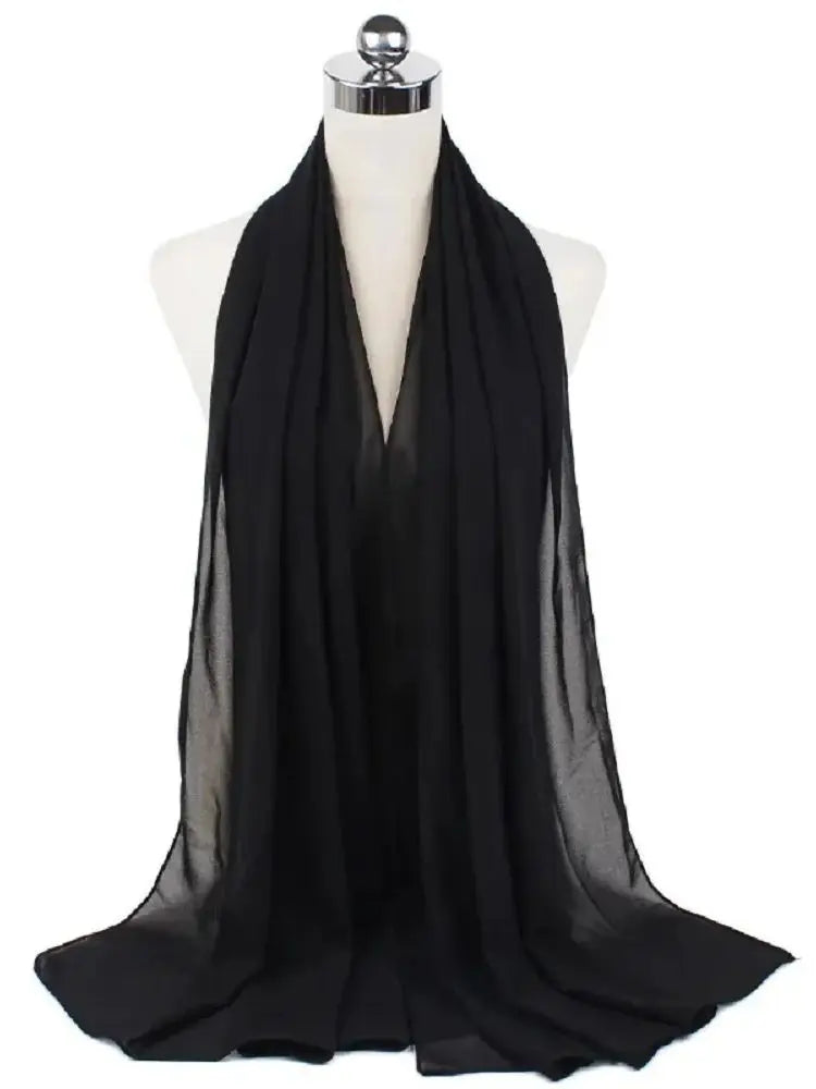 Schwarzer eleganter Chiffon-Hijab-Schal über einem Mannequin-Hals drapiert.