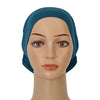 Modelo usando un bonnet de hijab de algodón elástico suave color verde azulado.