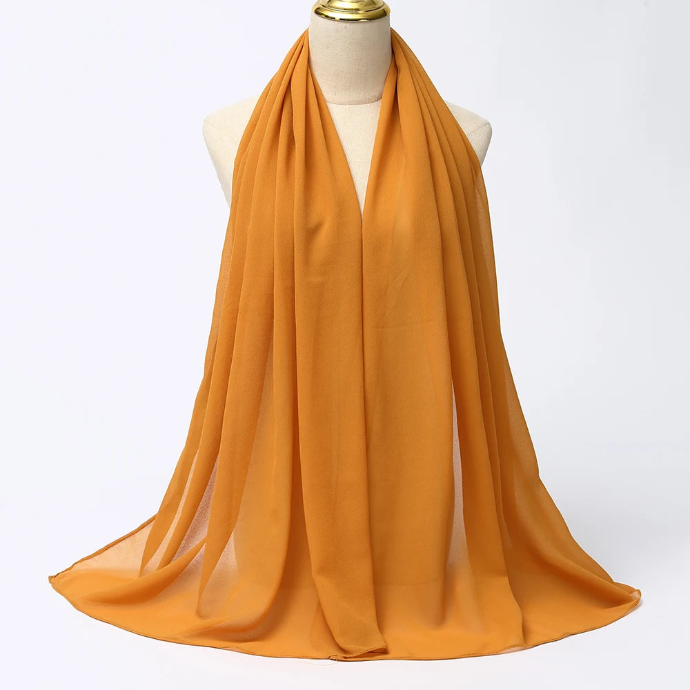 Fließender, fester orangefarbener Chiffon-Hijab-Schal um den Hals einer Mannequin drapiert.