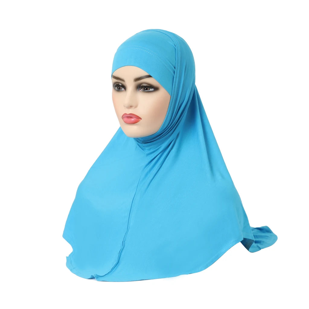 Una mujer vistiendo un pañuelo de hijab de algodón modal azul brillante.