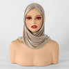 Une mannequin portant un foulard hijab triangle beige, vue de la poitrine.