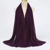Ein tiefviolettes Chiffon-Hijab-Tuch, um den Hals einer Mannequin gewickelt.
