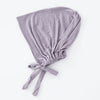 Weiches lavendelfarbenes innere Hijab-Bonnet aus drapiertem Stoff.
