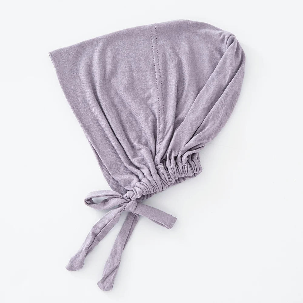 Weiches lavendelfarbenes innere Hijab-Bonnet aus drapiertem Stoff.