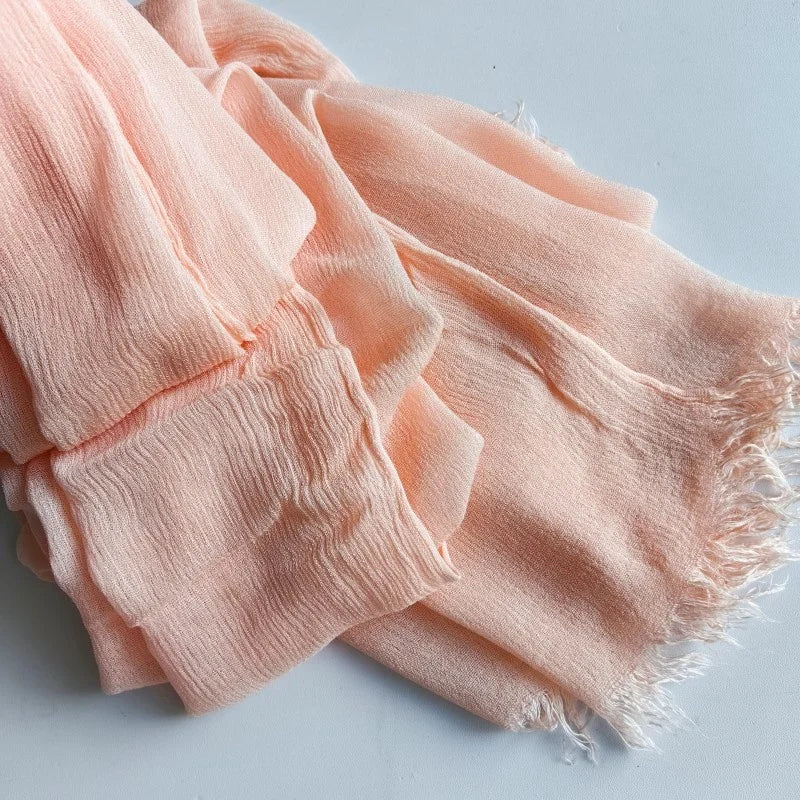 Écharpe hijab en coton viscose couleur pêche, bords effilochés et pompon