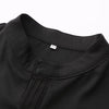Robe musulmane noire pour hommes avec col et broderie subtile.