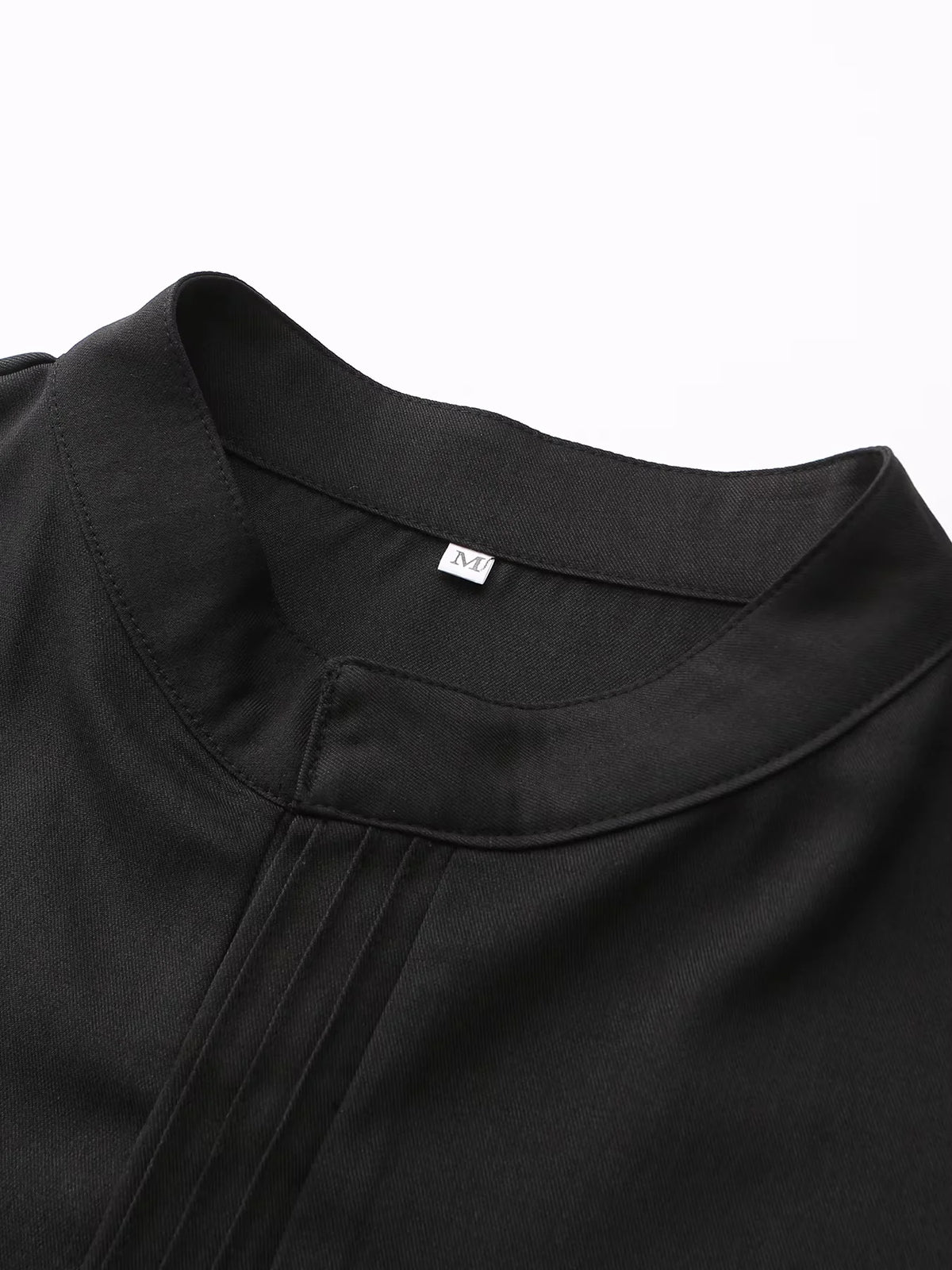 Robe musulmane noire pour hommes avec col et broderie subtile.