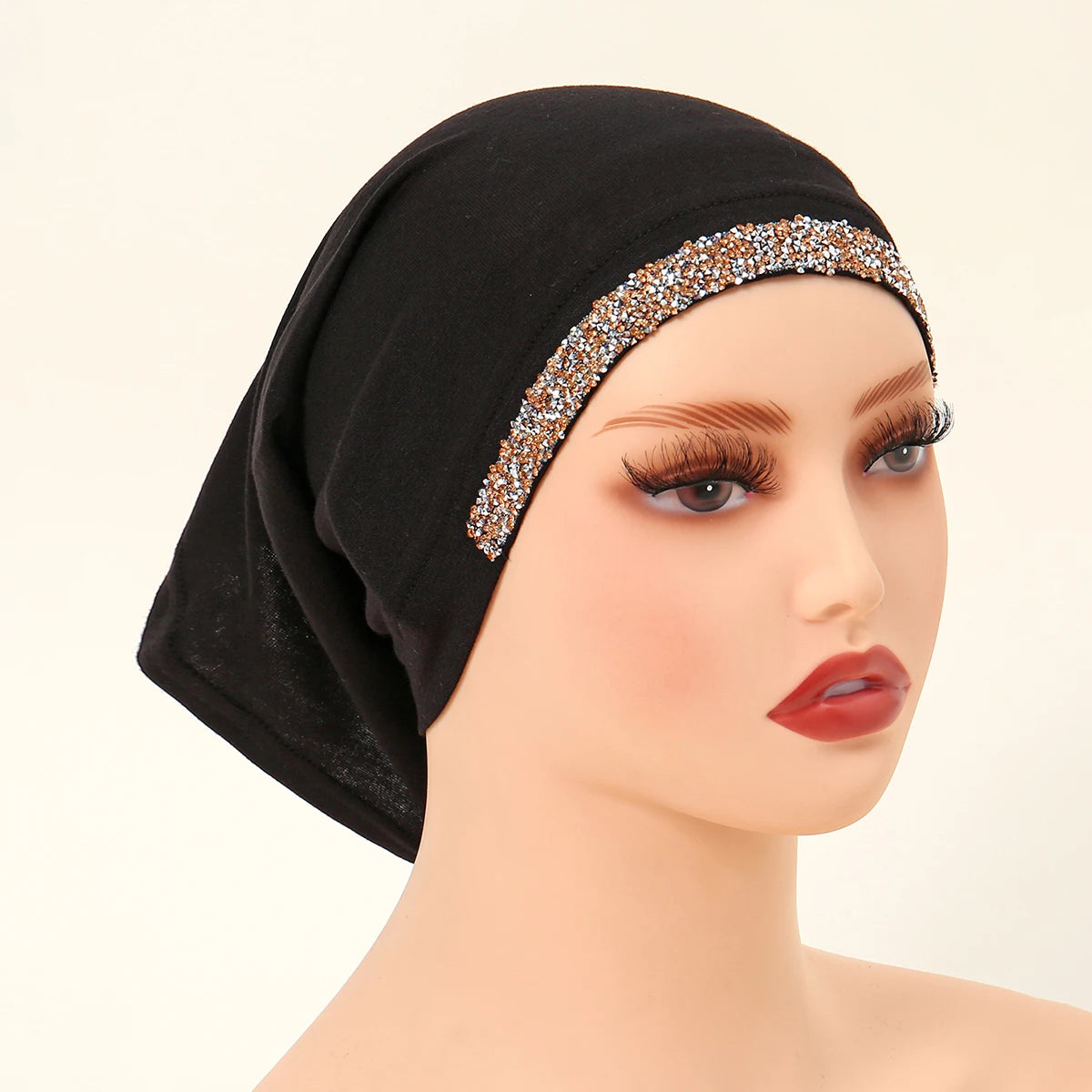 Modelo vistiendo un elegante hiyab de algodón elástico y transparente negro con ribete dorado brillante.