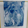 Blau-weiß marmoriertes Stofftuch mit abstrakten, fließenden Aquarellmustern.