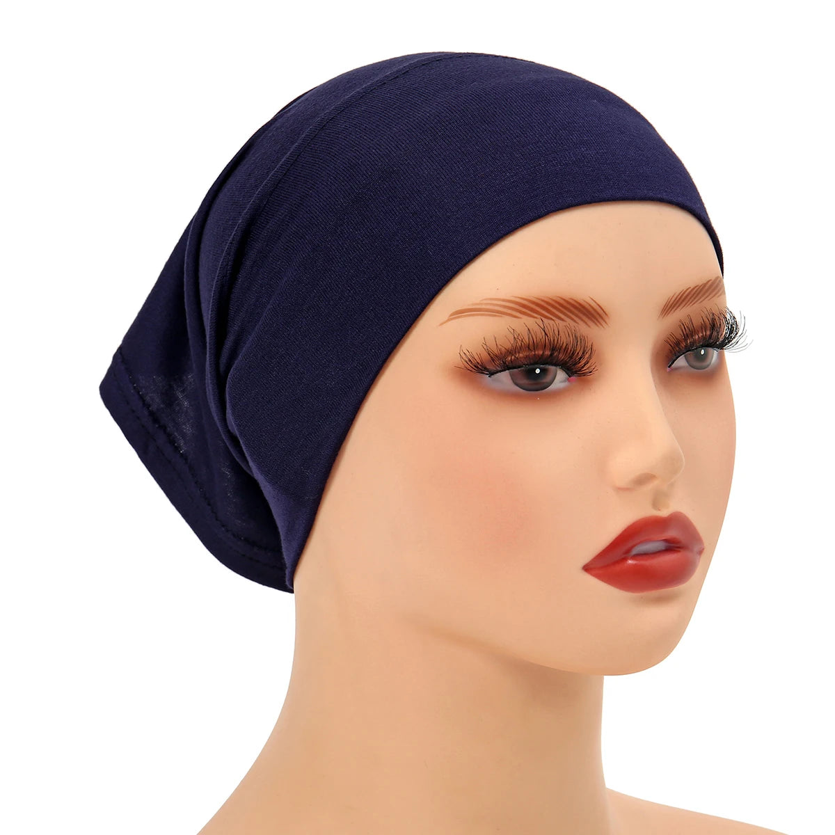 Ein Modell trägt einen dunkelblauen weichen Modal-Baumwoll-Inner-Hijab-Schleier auf dem Kopf.
