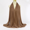 Ein drapiertes, solides braunes Chiffon-Hijab-Schal auf einem Mannequin.